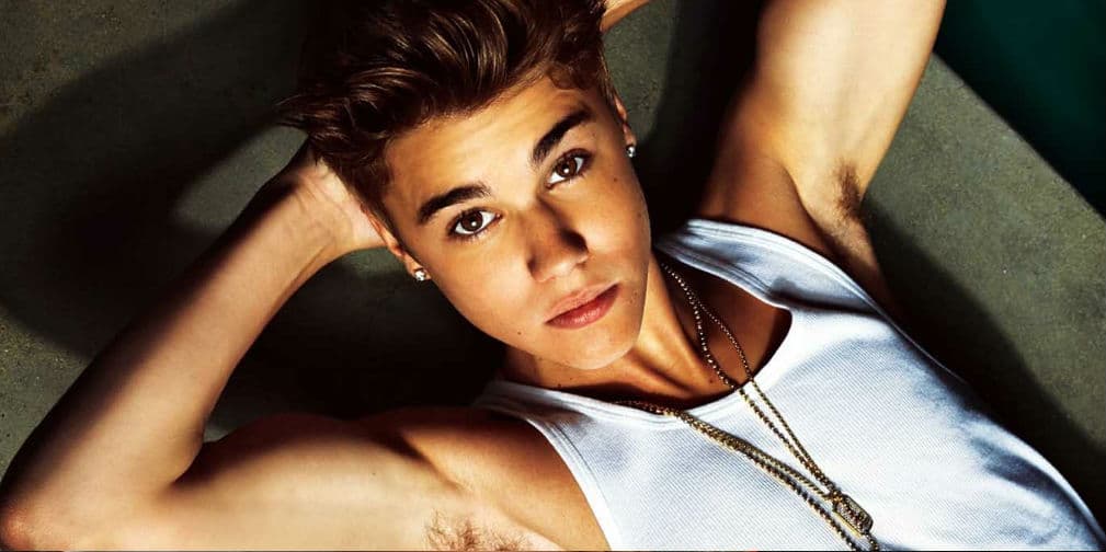 En una ocasión, Biebs compartió una foto en un avión con efluvios de marihuana y chupando el pecho de una stripper.