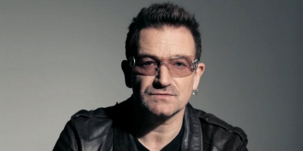 6. Bono: En 2014, el vocalista de U2 iba en un vuelo que presentó una falla en la sección donde se guarda el equipaje.