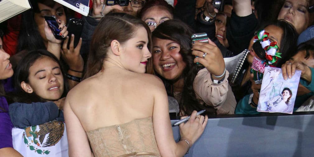 Mega atenta con sus fans, mírenla durante una alfombra roja en México. ¡Qué envidia!