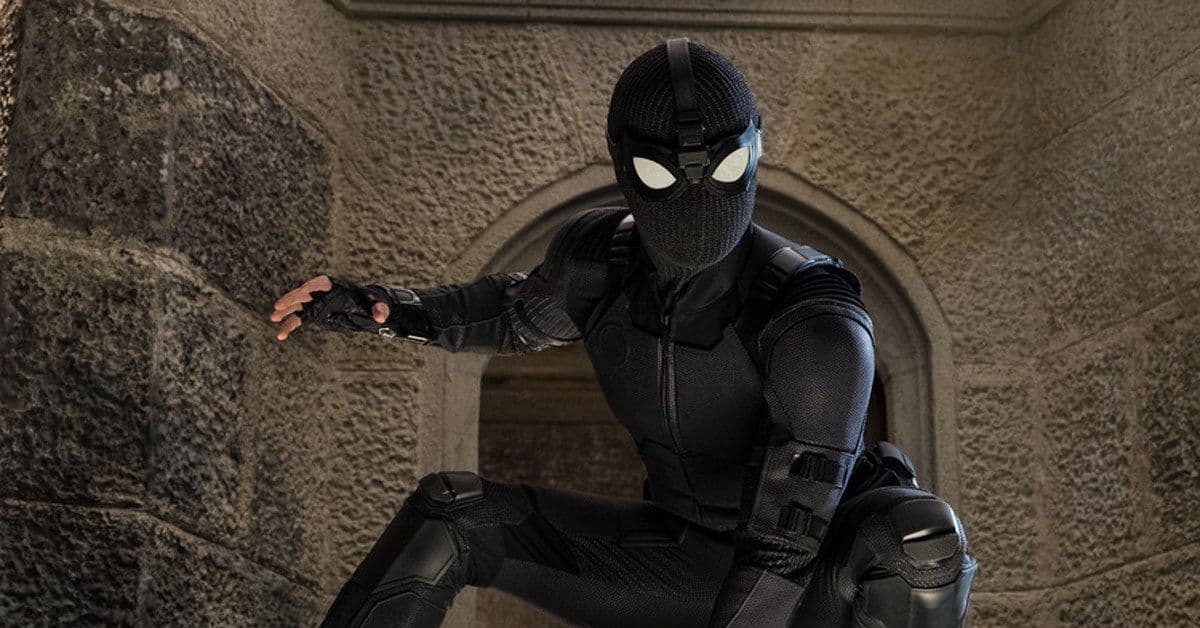 El traje de sigilo que le brinda SHIELD a Peter recuerda al de Spider-Man Noir. El cual, si no lo conociste en los cómics, seguro recuerdas por su aparición en Un Nuevo Universo.