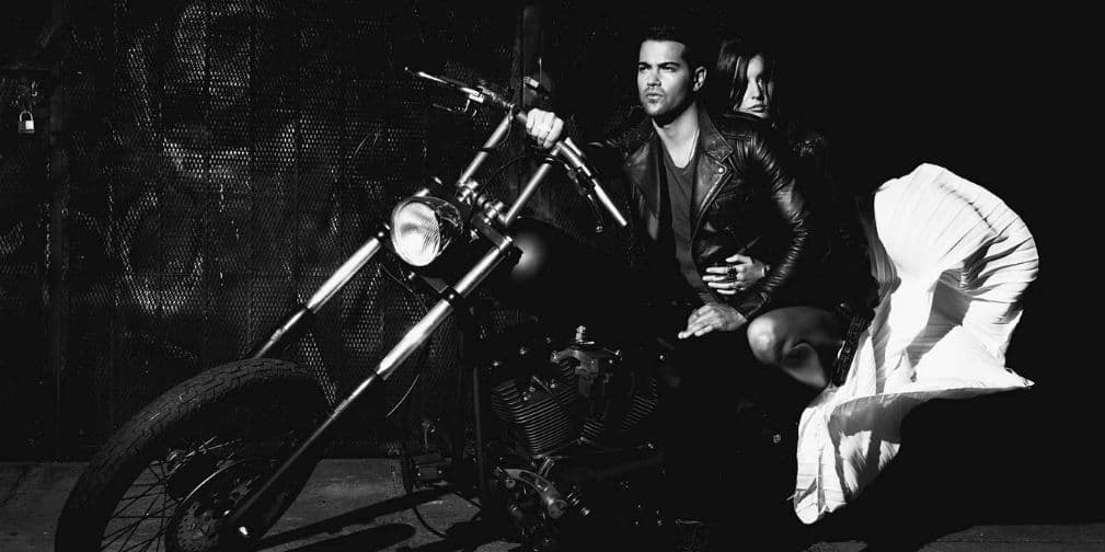 Jesse Metcalfe nació en Carmel Valley, California, el 9 de diciembre de 1978 y es un actor estadounidense.