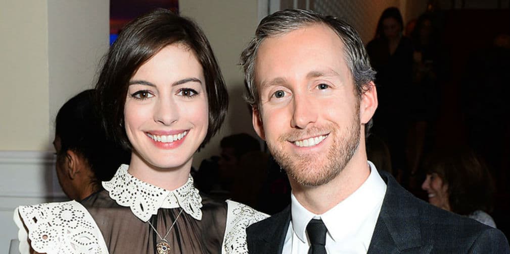 6. Anne Hathaway: Después de un largo noviazgo, se casó con el diseñador de joyería Adam Shulman en 2012.