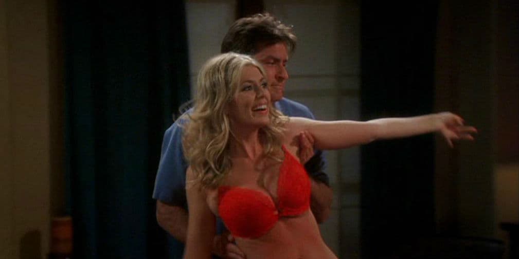 5. Diora Baird: Participó una sola vez como una rubia tonta y ebria, de la cual Charlie intenta deshacerse.