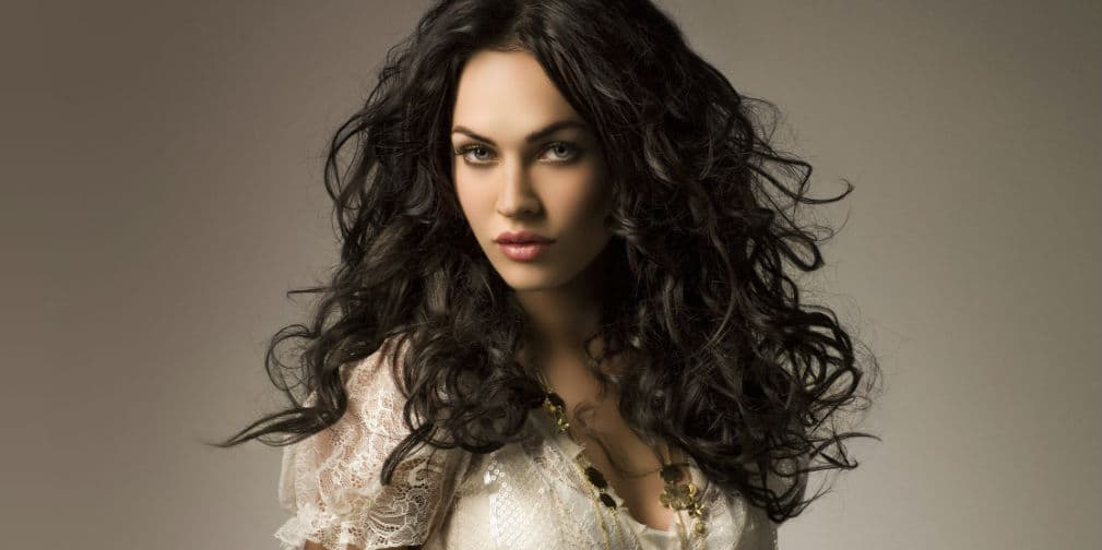 5. Megan Fox: Su primer trabajo implicaba vestirse de plátano y promocionar una tienda de jugos y bebidas frutales.