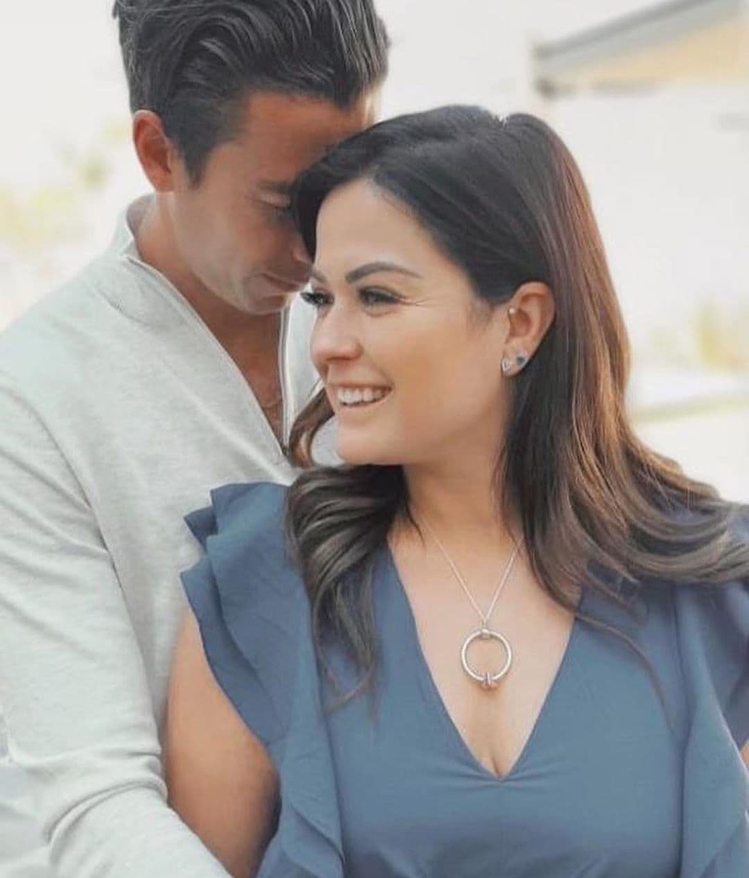 "El 27 de febrero fue un día muy especial ya que Óscar Jiménez paró un penal y le dio el pase al América para cuartos de final de la Concachampions. Y ese día decidí darle la sorpresa de que sería papá. Te amo y estoy segura que seremos increíbles", escribió la conductora en su Instagram.
<br>