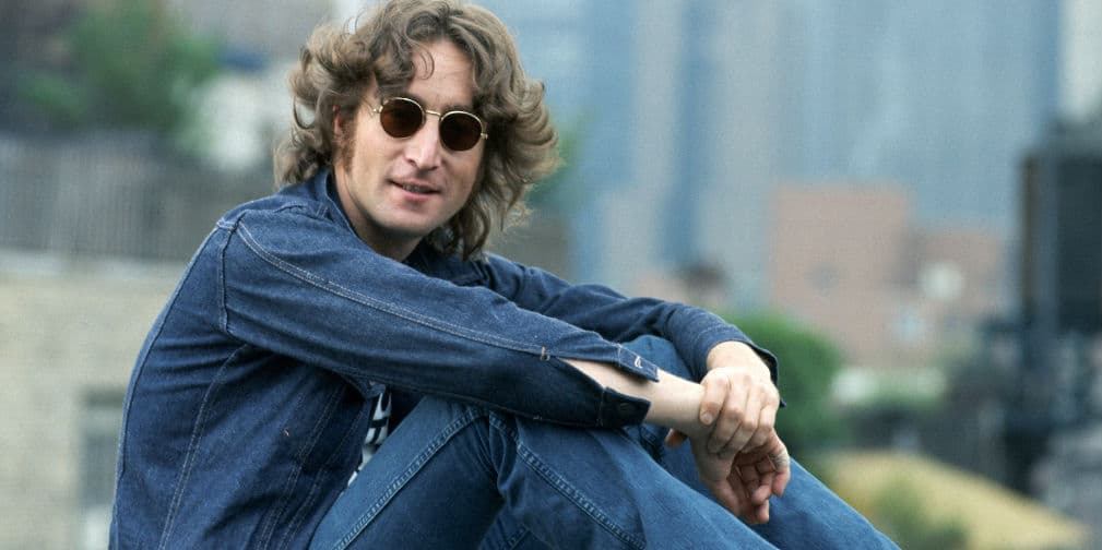 3. John Lennon: Su padre lo abandonó y su madre fue incapaz de hacerse cargo de él, su tía lo adoptó.