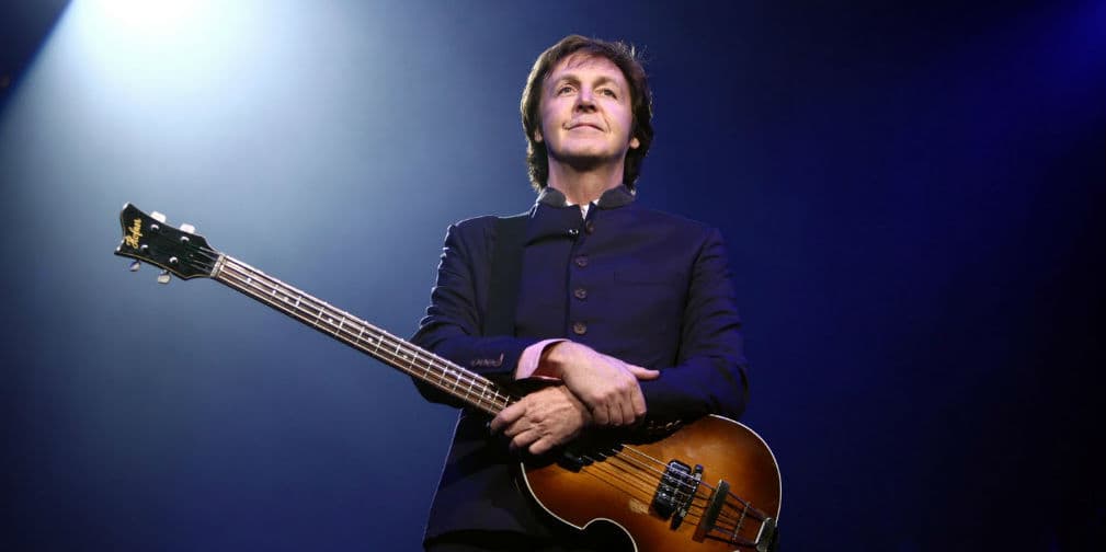1. Paul McCartney: El ex Beatle viajaría de Londres a Nueva York, cuando el piloto avisó: No podemos despegar, volvemos a la base.