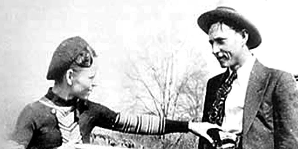 1. Bonnie y Clyde: la pareja criminal más famosa de la historia, fue asesinada a balazos en 1934.