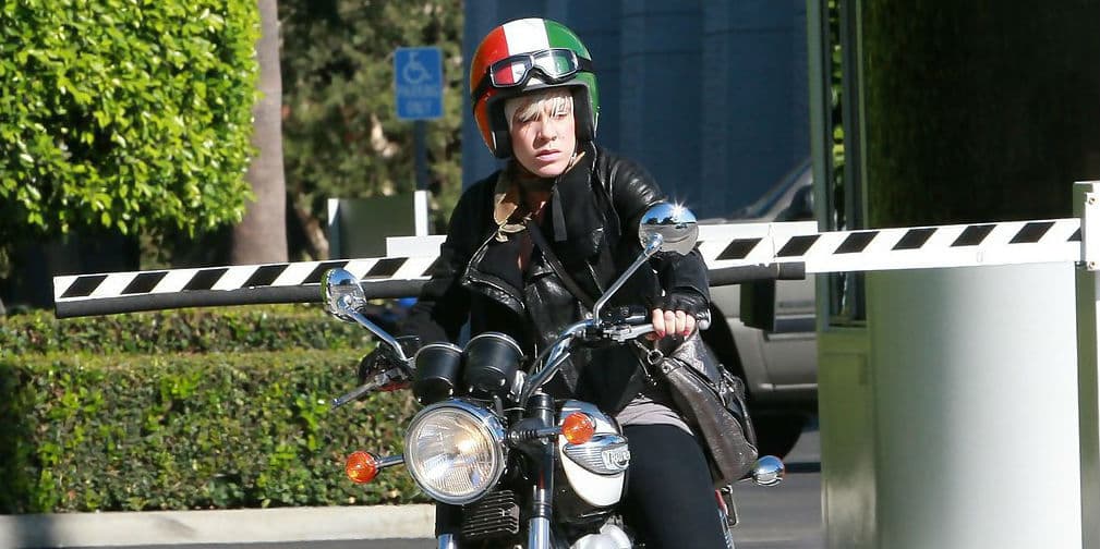 7: P!nk: Esta cantante tiene fama de ser muy ruda, y la confirma abordo de esta imponente motocicleta.
