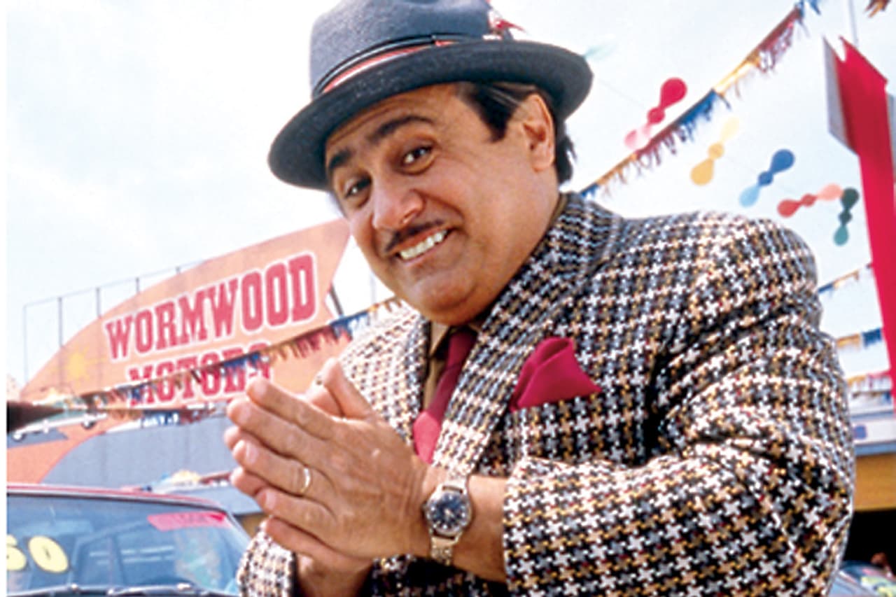 Su padre Harry Wormwood es un poco honesto vendedor de autos. © 1996 TriStar Pictures, Inc. All Rights Reserved.