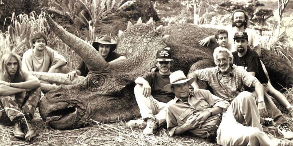 En esta imagen aparece el director Steven Spielberg, el actor Sam Neil y el artista Stan Winston.