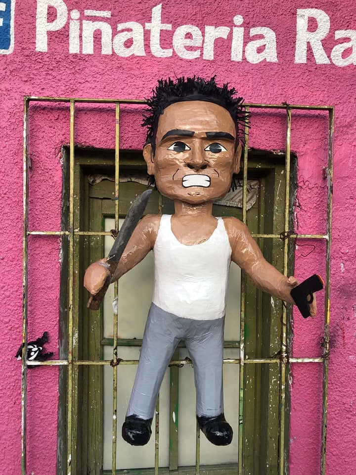 ¡México lo hace otra vez! Crean piñata del ladrón en la combi