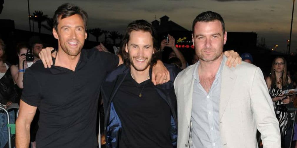 Taylor se ve muy contento posando junto a Hugh Jackman y Liev Schreiber, protagonistas de Wolverine.