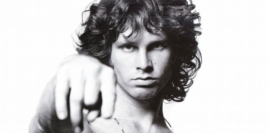 4. Jim Morrison (1943 a 1971): El vocalista de The Doors fue encontrado muerto en la bañera de su casa, en París, a causa de un paro cardíaco, ¿suicidio?