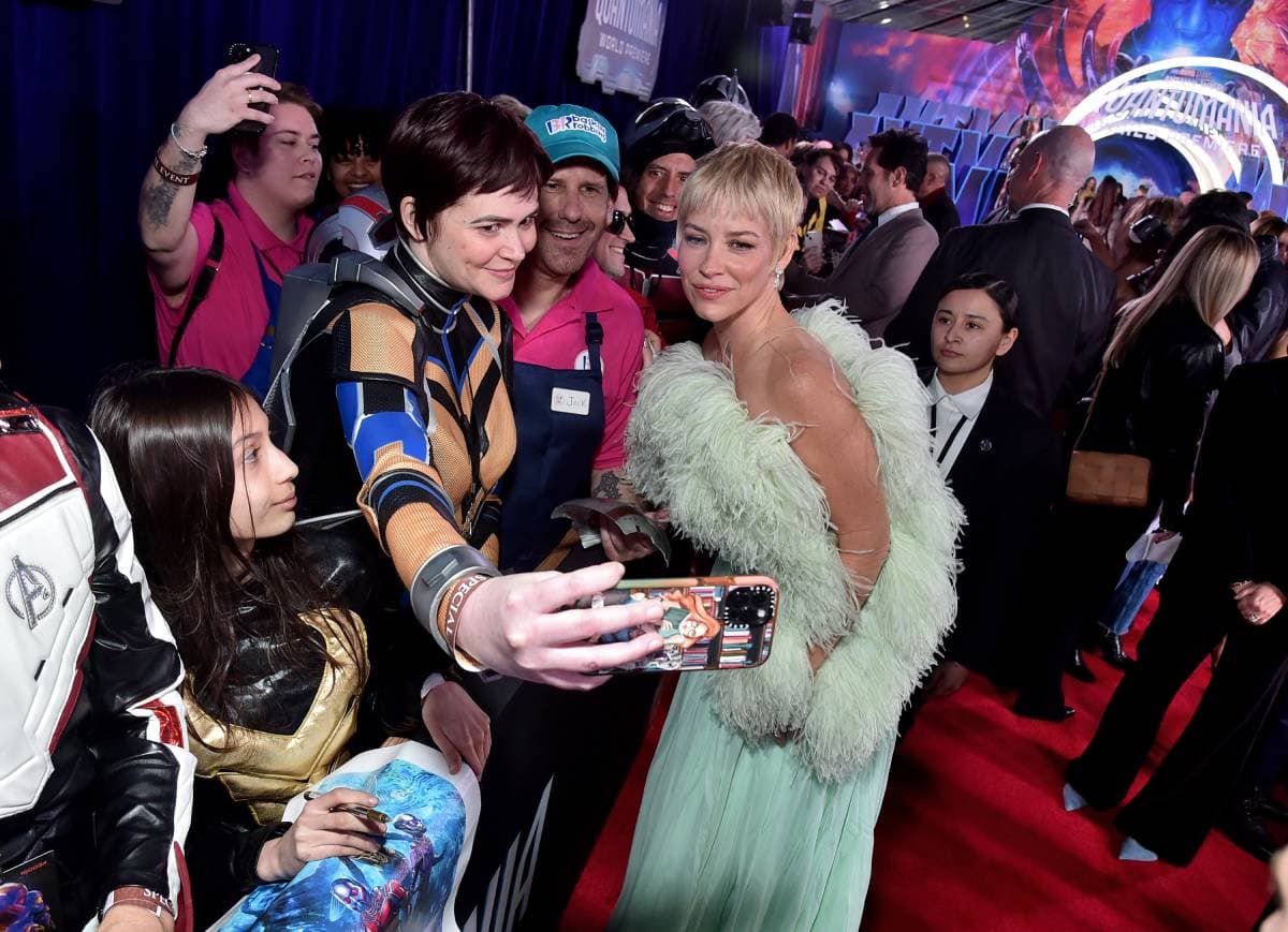 Evangeline Lilly posa con una fan en la premier mundial de 'Ant-Man and The Wasp: Quantumania' el 6 de febrero de 2023.