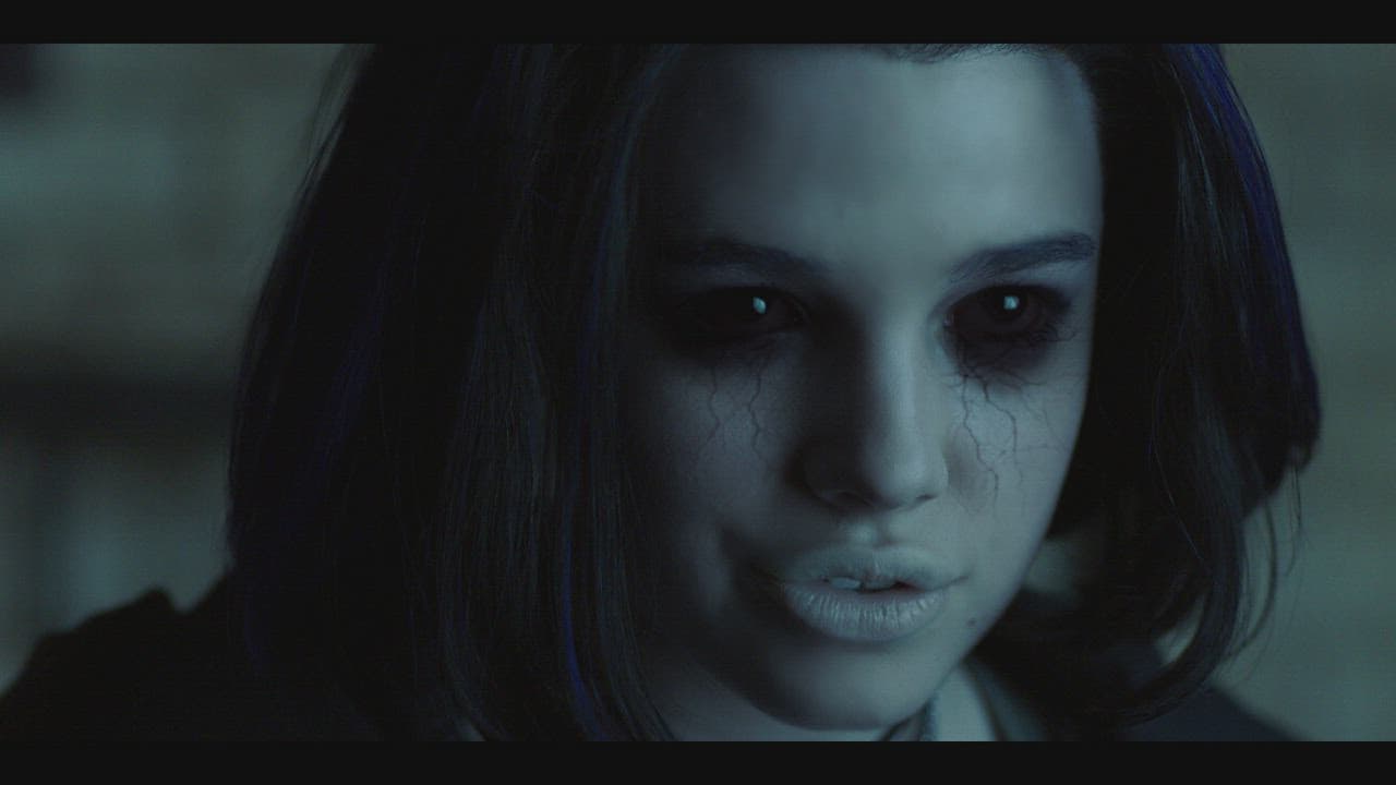 Teagan Croft es Rachel Roth, alias Raven, la hija de un demonio con poderes místicos. Es uno de los personajes principales de TItans.