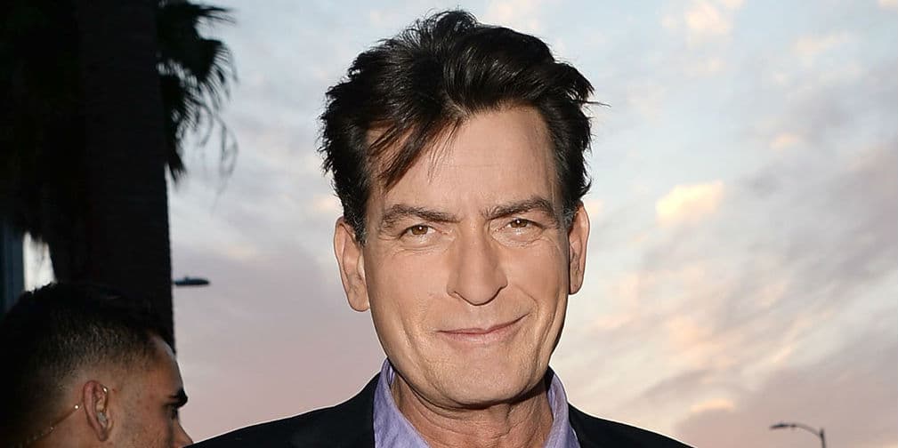 3. Charlie Sheen: Muchas de sus relaciones sentimentales han sido marcadas por denuncias de violencia.