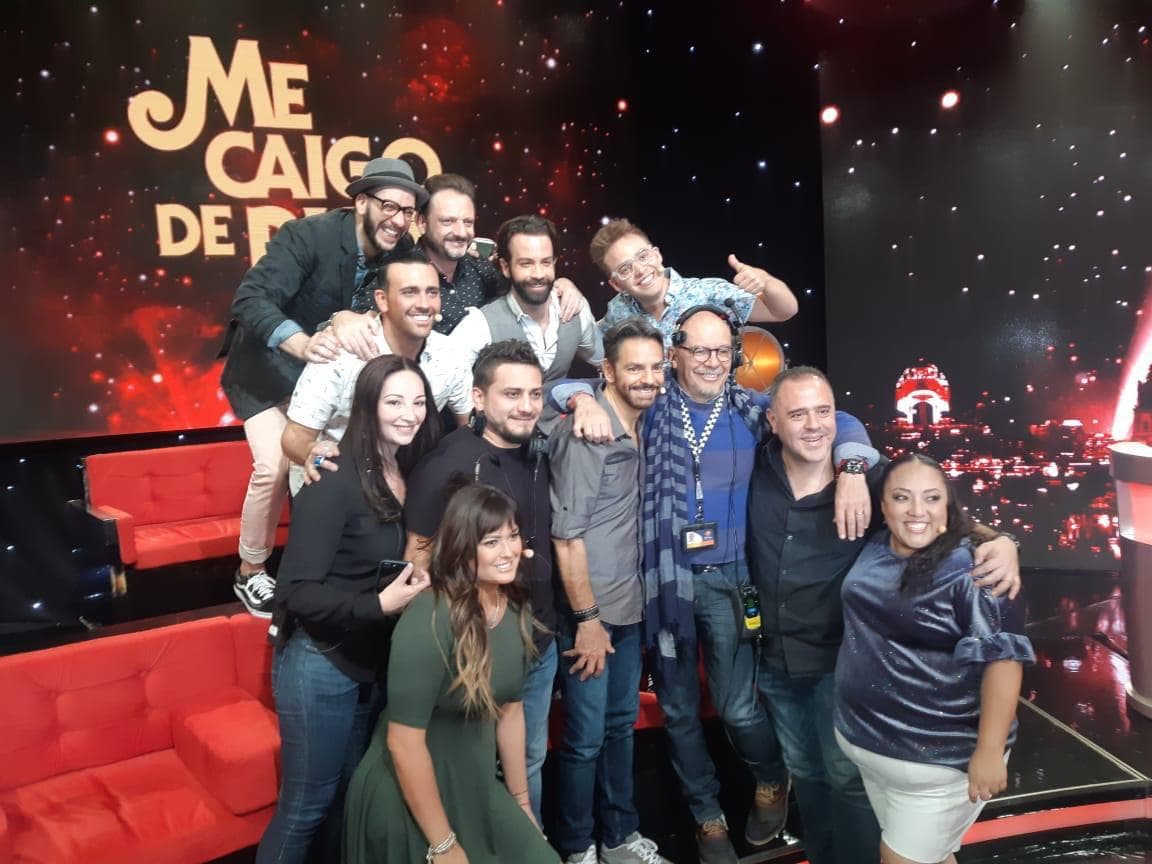 La Familia Disfuncional y parte del crew se toma la foto con Derbez