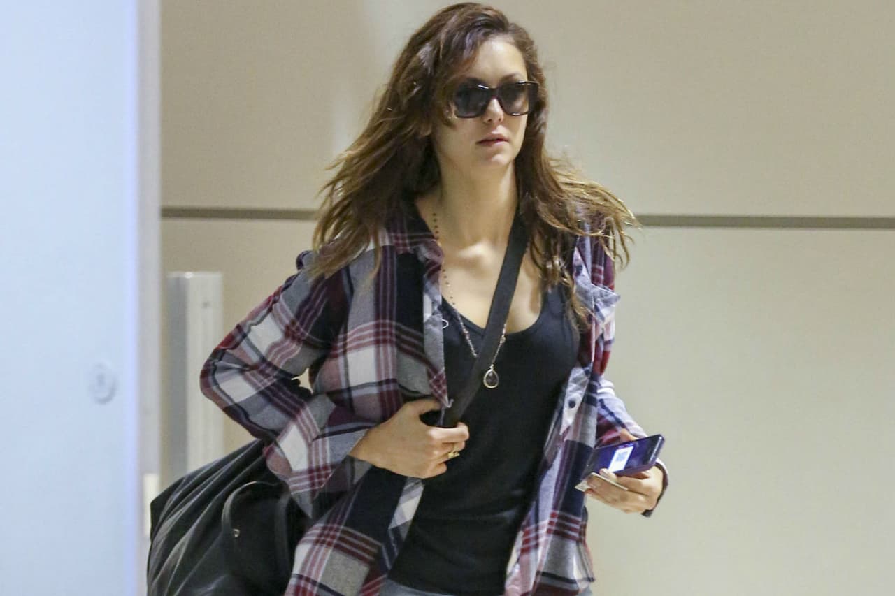 ¿De prisa en el aeropuerto? Nina hasta cuando anda en fachas luce tentadora.