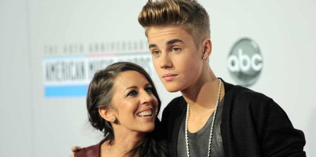 6. Justin Bieber: Está tan orgulloso de ser hijo de mami que hasta tiene una canción con ese título. ¿Ya la escucharon?