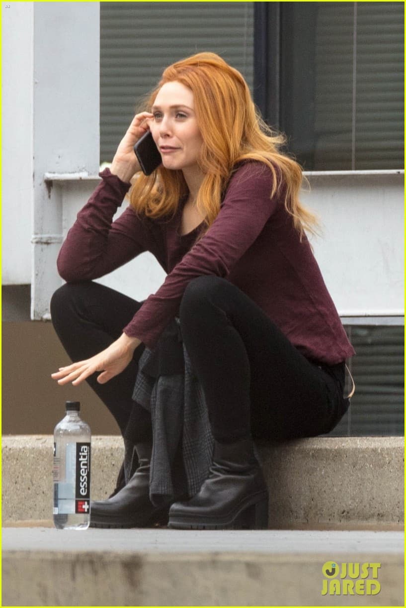 El portal Just Jared recién dio a conocer imágenes en las que se muestra a parte del elenco en el set. Especialmente a Elizabeth Olsen, la Bruja Escarlata.
