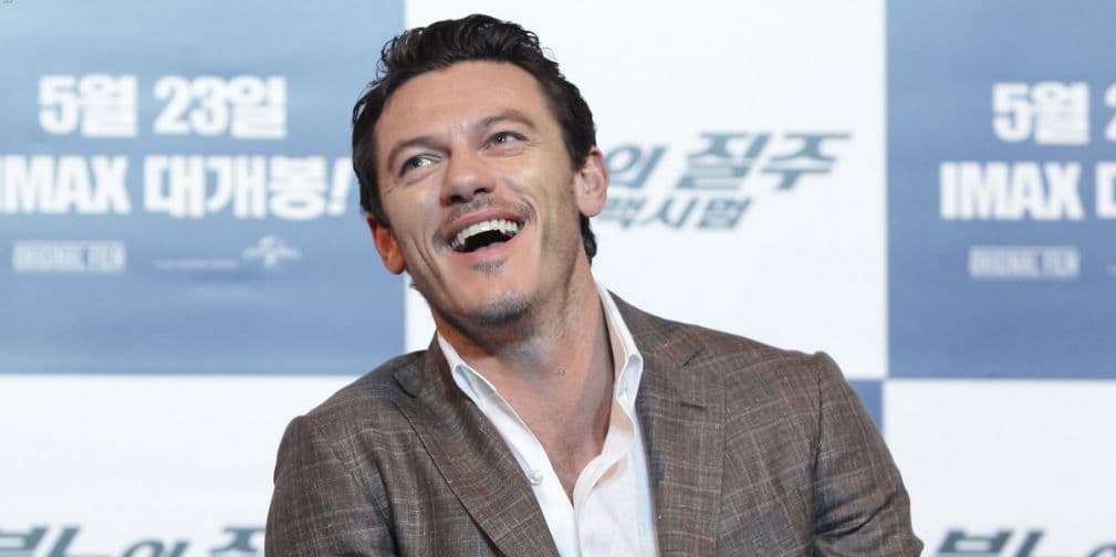 Así como lo ven de perfecto, este chico tiene una manía... ¡se muerde los labios hasta sangrar!