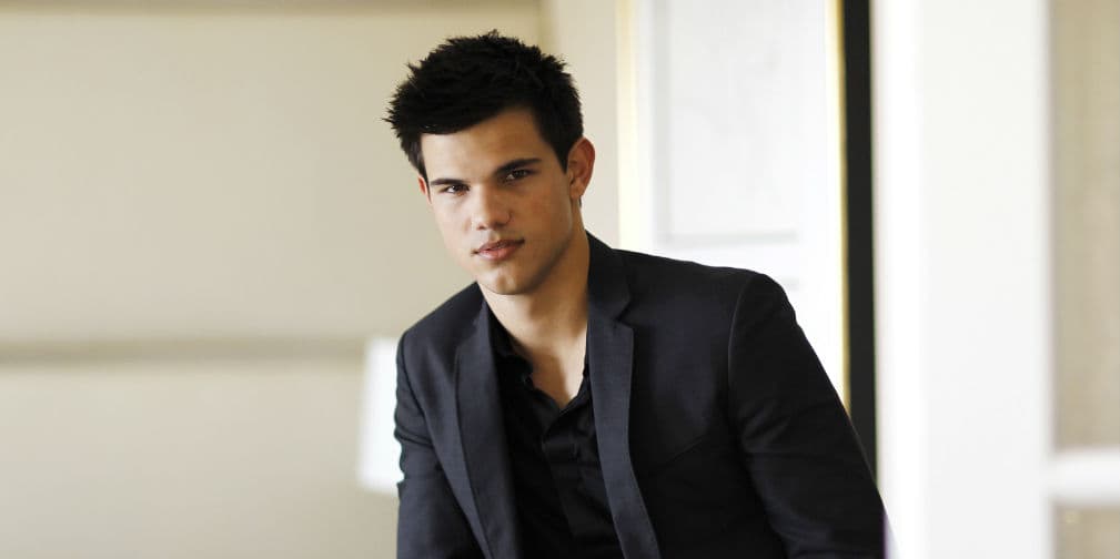 Desde julio de 2013 mantiene una relación con la actriz canadiense Marie Avgeropoulos. ¿La conoces?