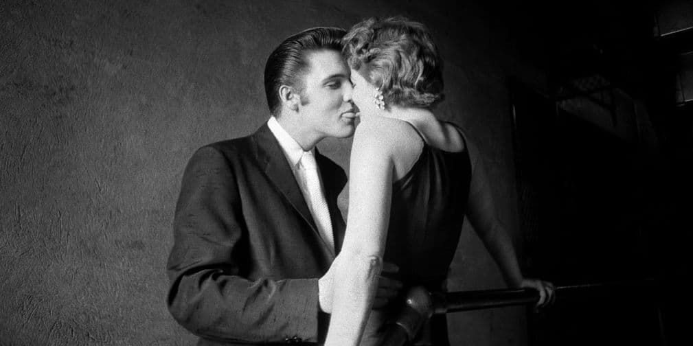 Elvis Presley y mujer misteriosa (1956): Ha sido considerado uno de los besos más sexys atrapados por una cámara. La mujer nunca fue identificada.