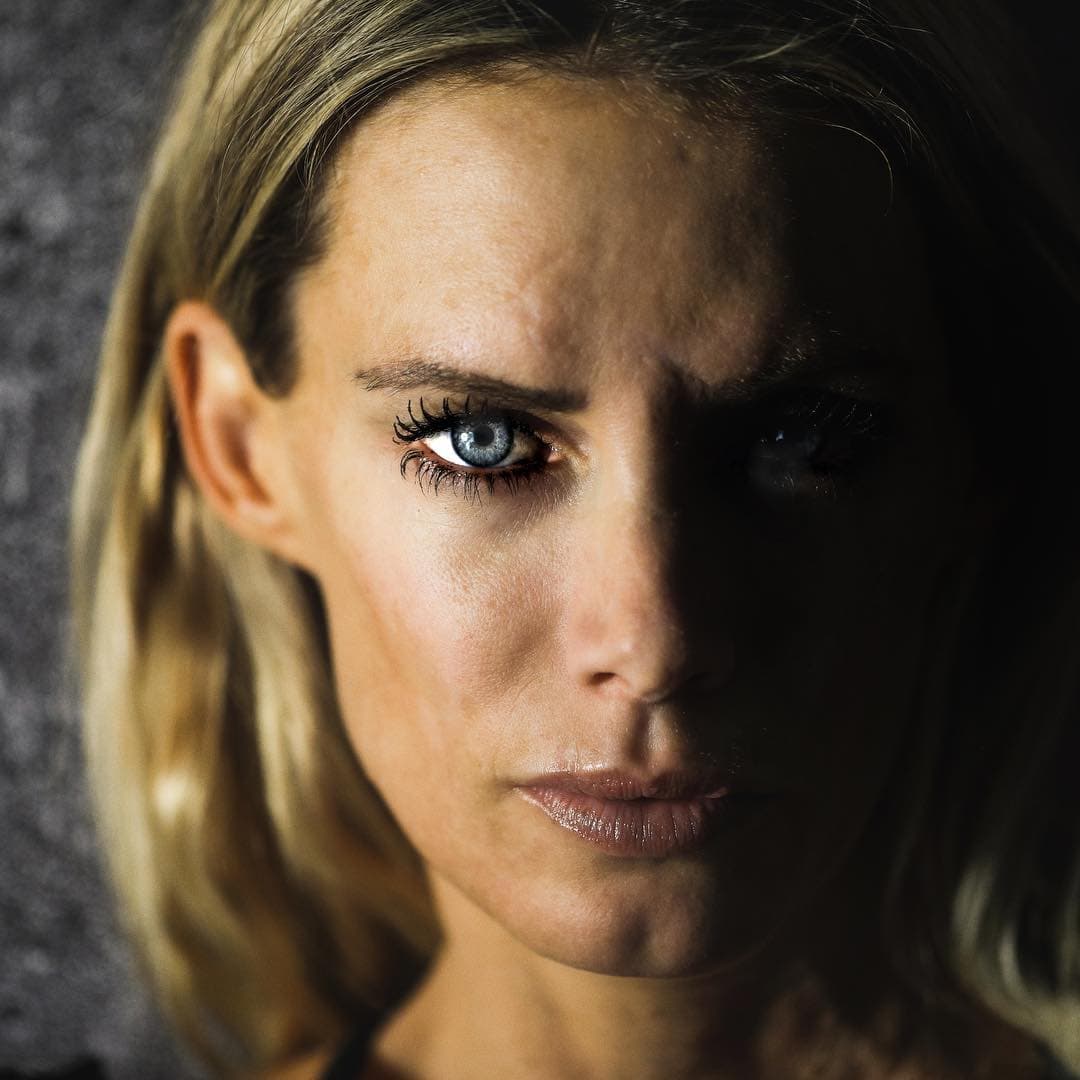 La doble de acción avanzó a toda velocidad hacía un vehículo en el que estaba montada la cámara, pero no la levantaron cuando ella llegó y chocó de llenó.