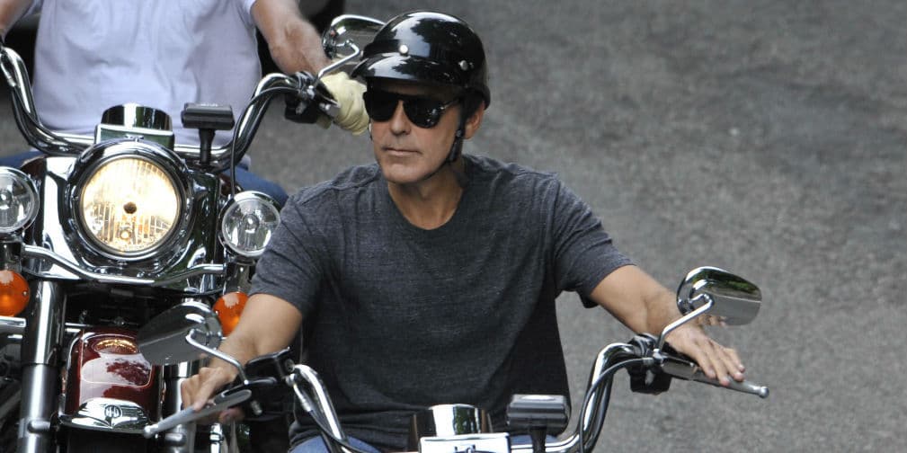 11. George Clooney: Así como lo ven de seriecito, este actor también gusta de recorrer las calles en moto.