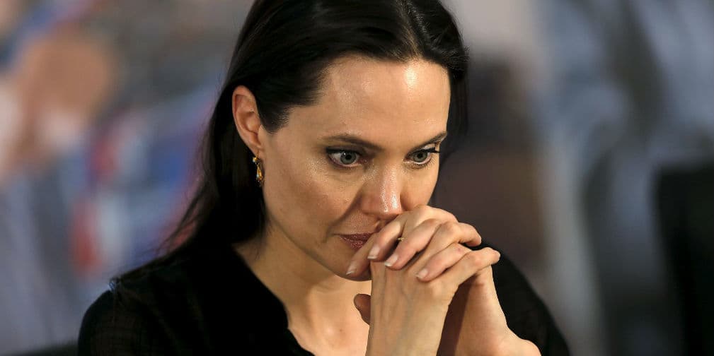 2. Angelina Jolie: La controversial actriz declaró que no se identifica con ninguna religión en particular.