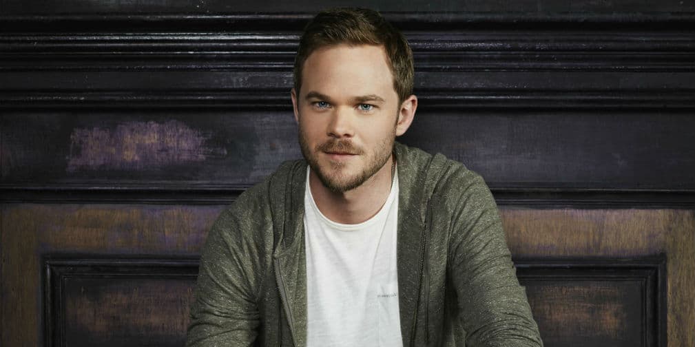Es hermano gemelo de Aaron Ashmore, quien también es actor.