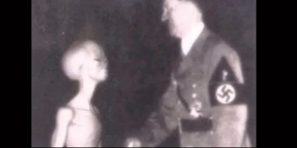 ¿Encuentros cercanos del tercer tipo? Quién iba a decir que Hitler tenía fans de otro planeta.