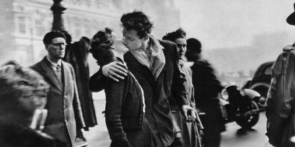 The Kiss By The Hotel De Ville (1950): Es una famosa fotografía, conocida como el beso. Tomada en 1950 por el fotógrafo francés Robert Doisneau.