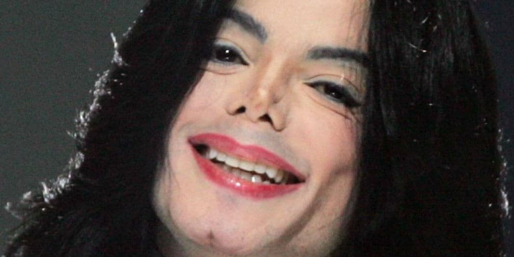 Quizás un exorcismo nos traería de vuelta a Michael Jackson, ¿no creen que vale la pena internarlo?