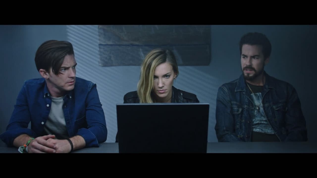 Drake Bell sale con actriz de 'Arrow' en este thriller