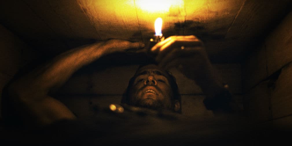 Enterrado Vivo (2010): Paul Conroy, un contratista civil trabajando en Irak, despierta enterrado vivo en un ataúd de madera.