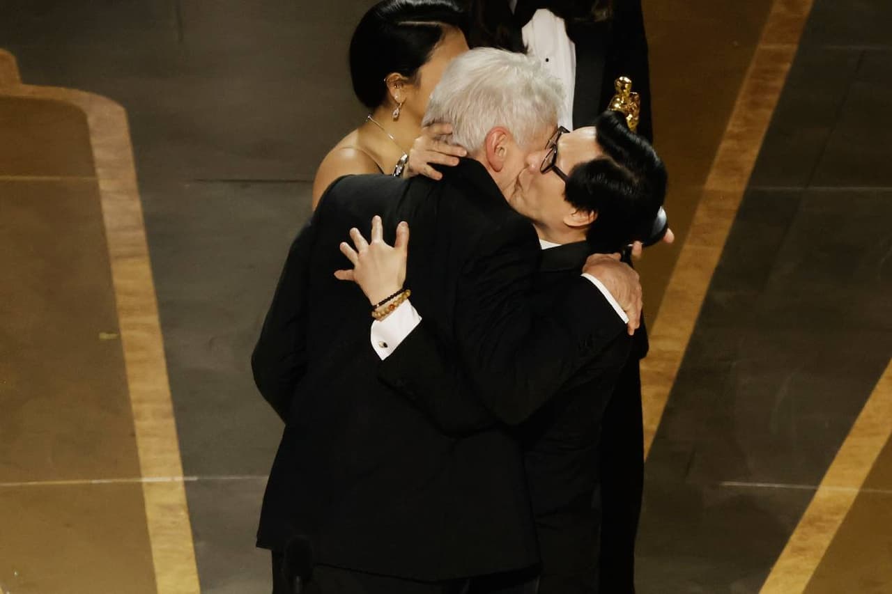 Ke Huy Quan y Harrison Ford se reencontraron en los Premios Oscar 2023.