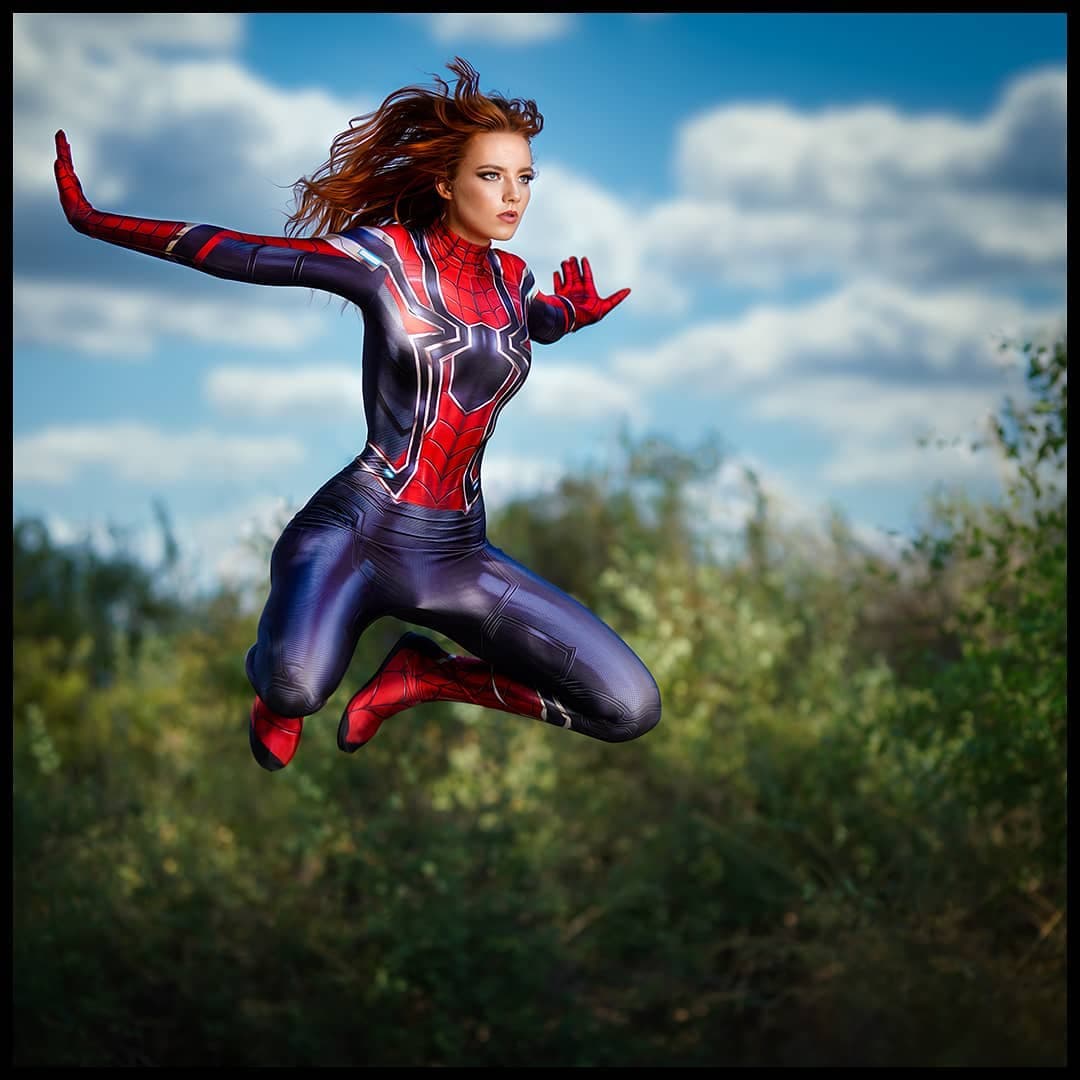 Está sorprendente esta foto congelada en el aire, muy Spidey. Y el diseño de su traje está incréible, ¿recuerdas a qué versión del héroe pertenece