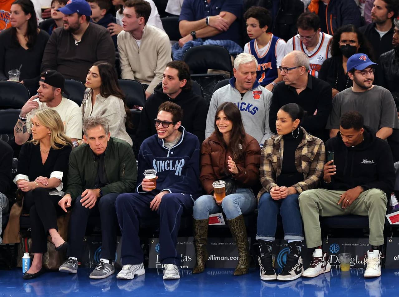Pete Davidson y Emily Ratajkowski en un partido de la NBA.