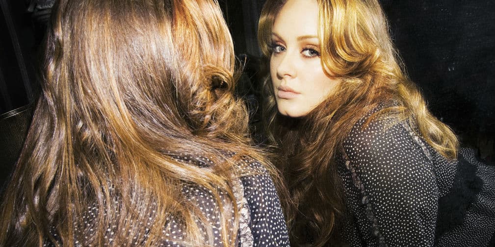 1. Adele: Tuvo que recurrir a la hipnosis para poder controlar su miedo escénico antes de subir al escenario.