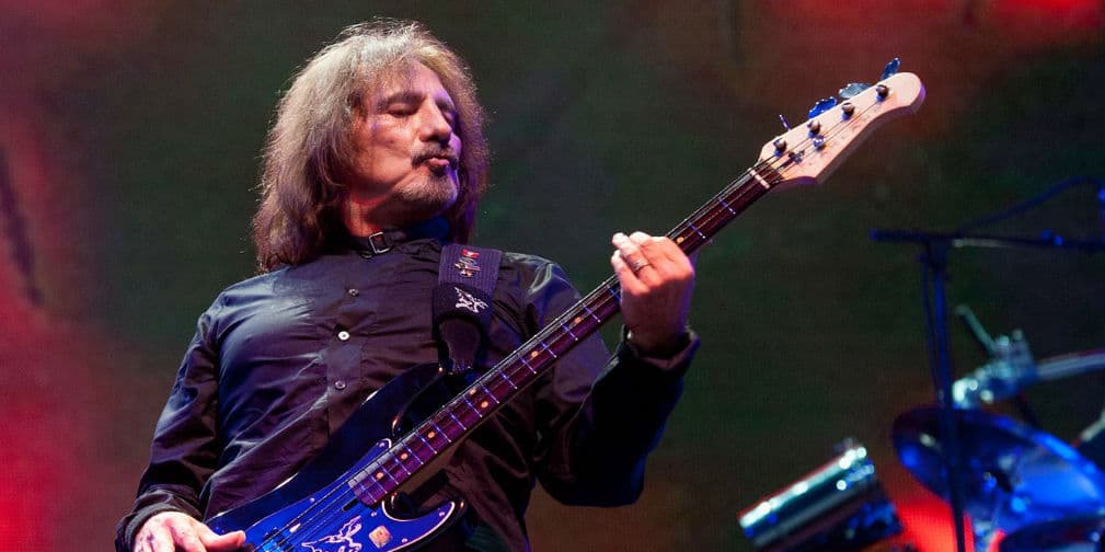 7. Geezer Butler: El legendario bajista de Black Sabbath relató haber visto varios fantasmas en su habitación, sobre todo cuando era niño.