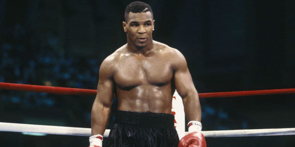 3. Mike Tyson: Ganó el título mundial de los pesos pesados 2 veces y el más joven en conseguirlo, a los 20 años.