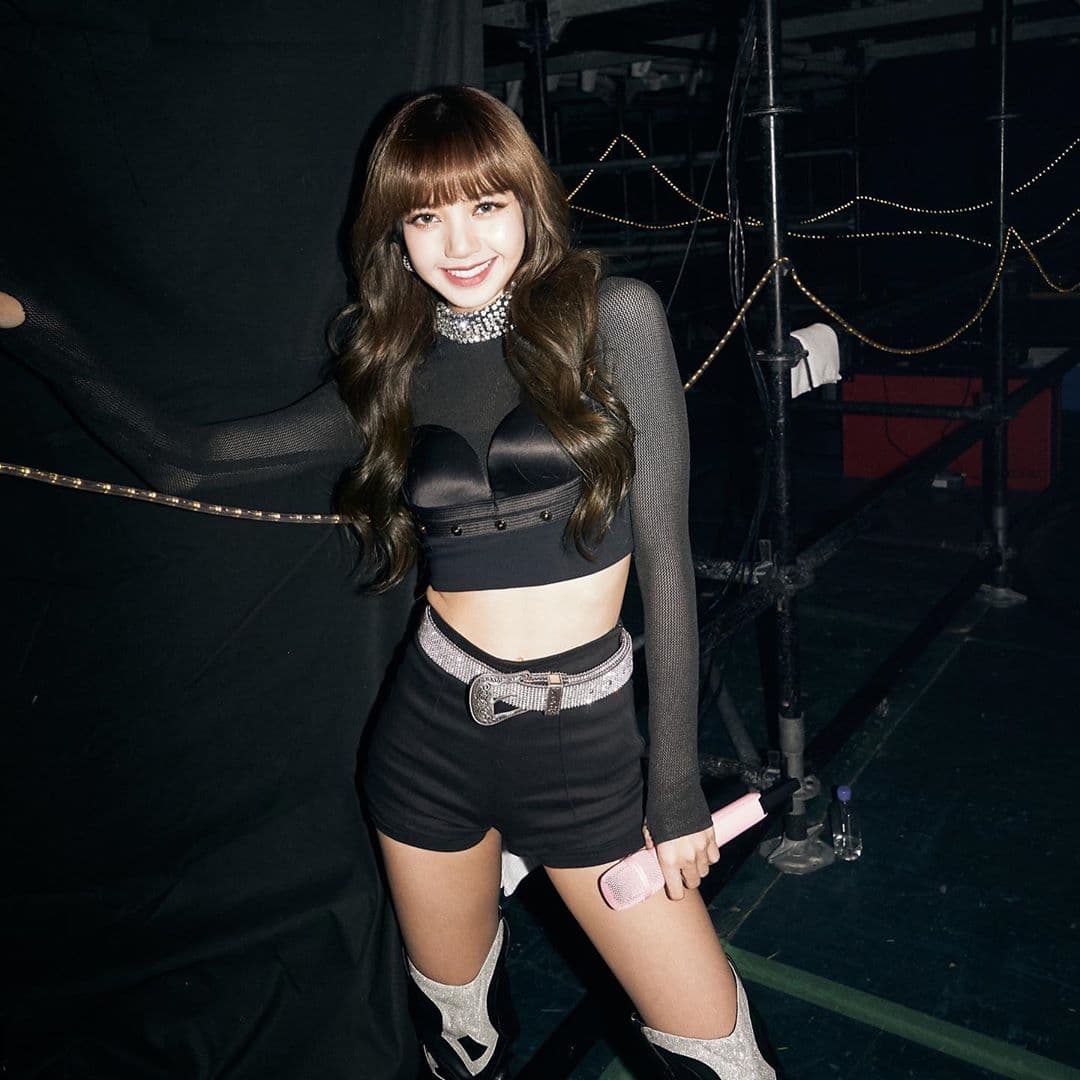 Lisa tenía el sueño de ser una estrella de K-pop desde que era pequeña. Desde chica, practicaba sin parar para convertirse en la mejor y eso le dio la oportunidad de comenzar su carrera como aprendiz de YG Entertainment en abril de 2011.
