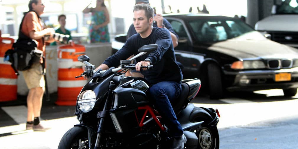 13. Chris Pine: El protagonista de Star Trek y Esto es Guerra luce muy bien a bordo de su motocicleta.