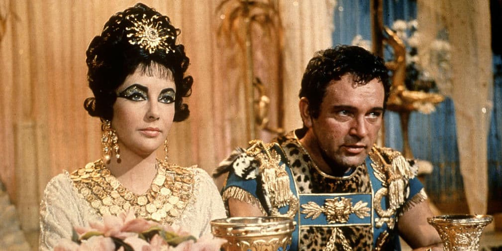 2. Richard Burton y Liz Taylor: Comenzaron su romance en 1962 durante el rodaje de Cleopatra en Roma, cuando ambos estaban casados.