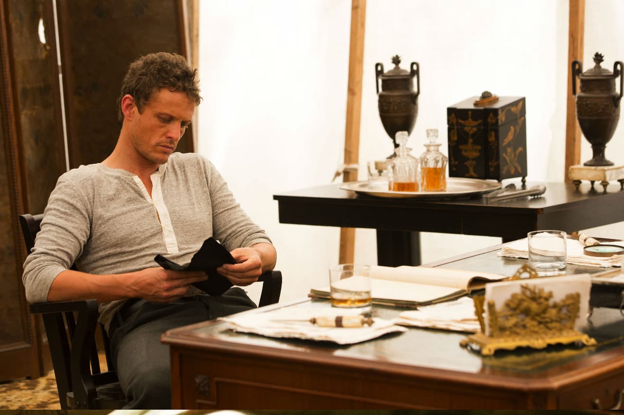 Fue creada por Eric Kripke y producida por J. J. Abrams y Bryan Burk.