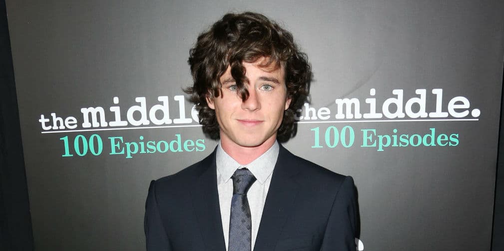 2. Charlie McDermott: Es la fantasía de todas las que mueren por Axl, el hermano mayor en The Middle.