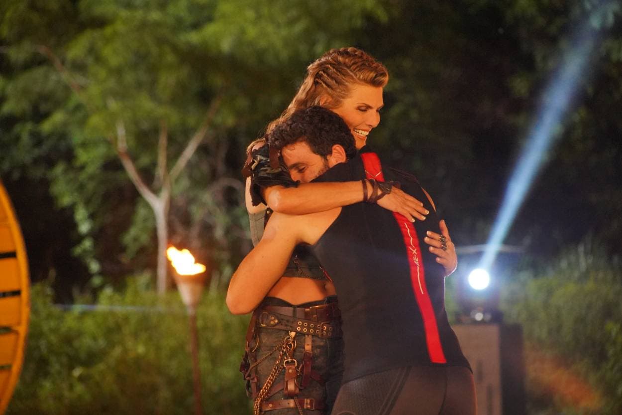 Christian se despidió con un abrazo de Inna, Jahn y Montserrat Oliver en Reto 4 Elementos 2022.