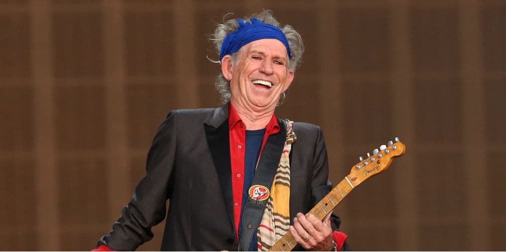 2. Dicen que, tras la muerte e incineración del padre de Keith Richards, guitarrista de los Rolling Stones, a éste no se le ocurrió nada aspirar sus cenizas.